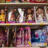 Una seconda � invece dedicata alla femminucce con coloratissime bambole che rappresentano personaggi quali le progoniste di Frozen, le Princess o le Winx